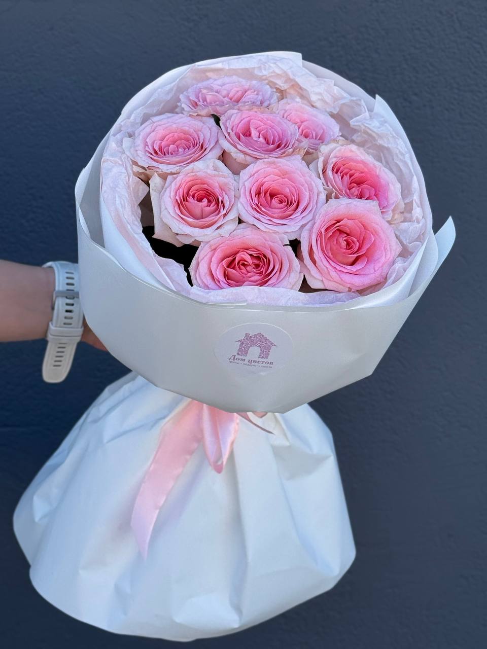 Букет из 9 роз 50см в оформлении