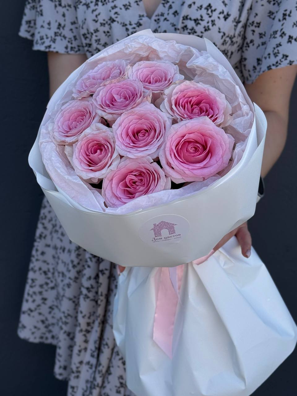 Букет из 9 роз 50см в оформлении