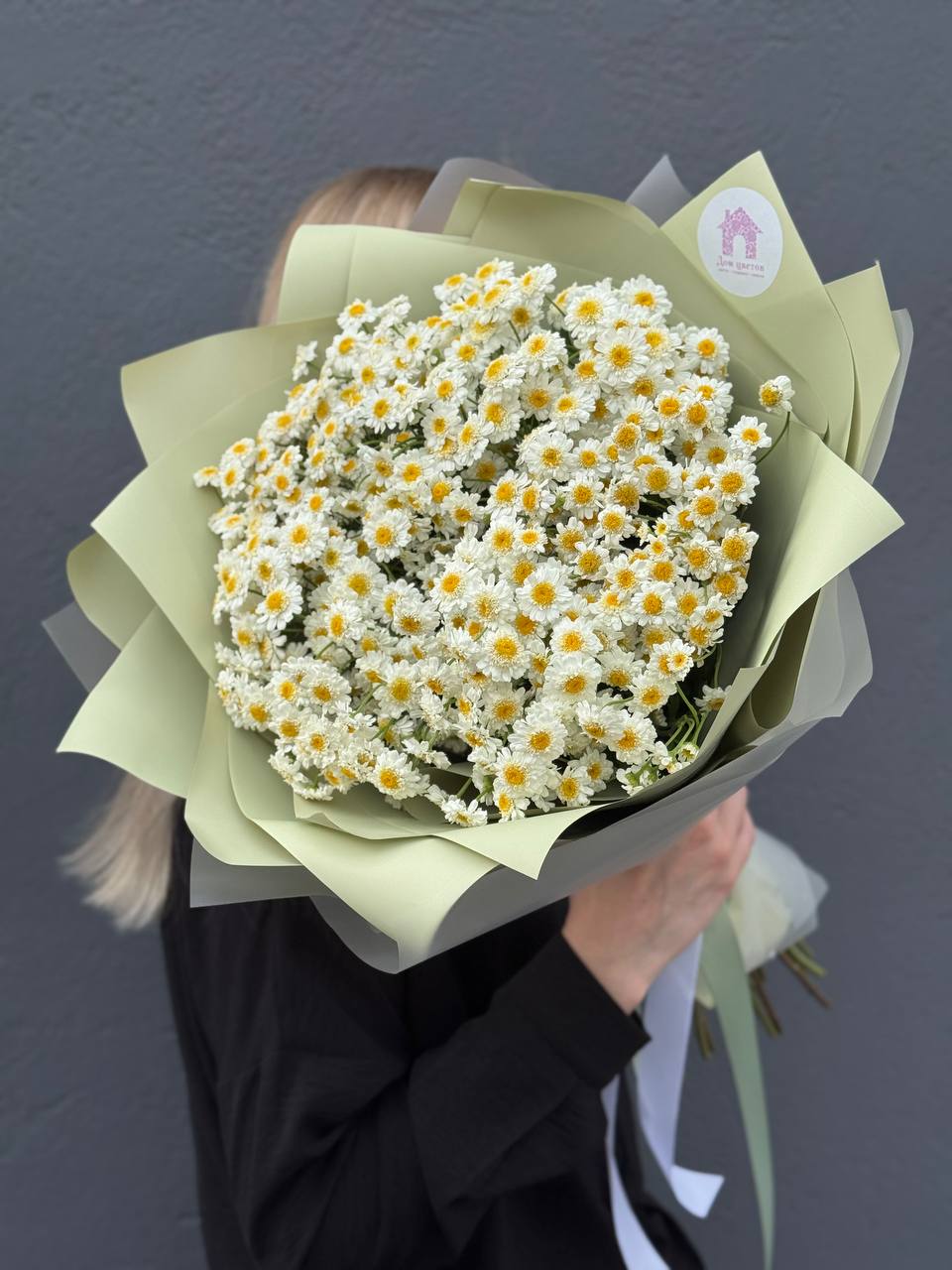 Букет из 17 матрикарий в оформлении