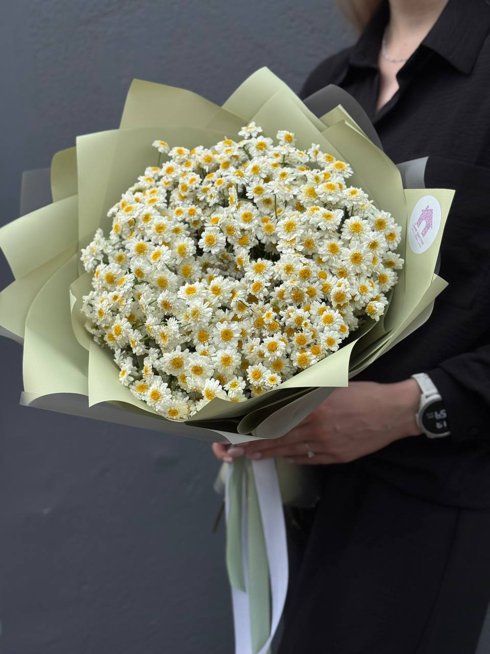 Букет из 17 матрикарий в оформлении — фото 2