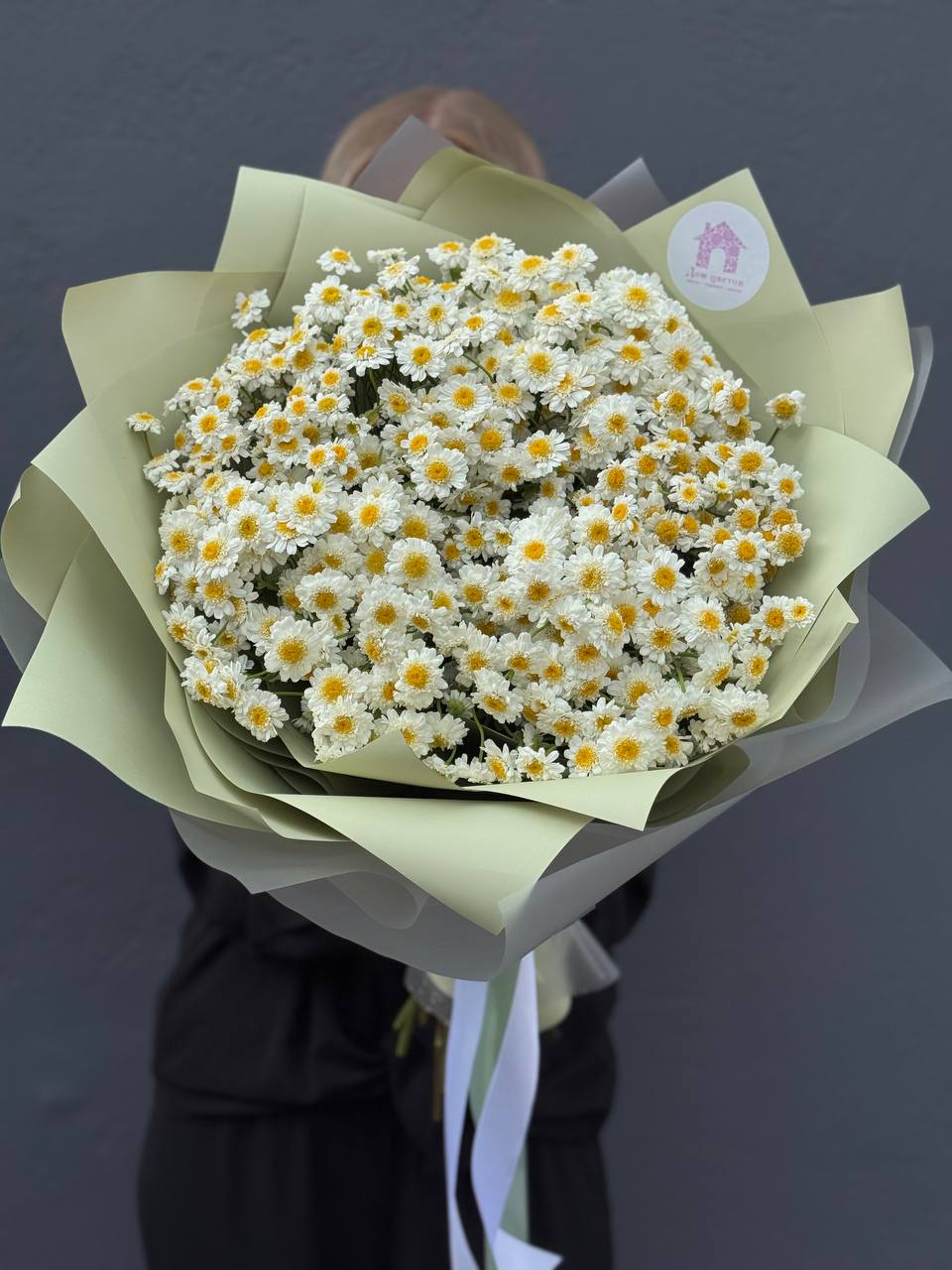 Букет из 17 матрикарий в оформлении