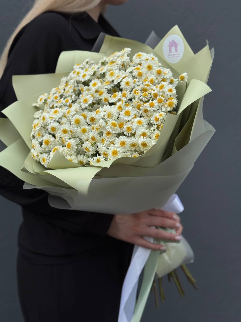 Букет из 17 матрикарий в оформлении