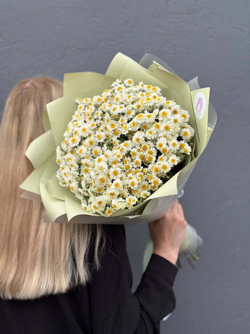 Букет из 17 матрикарий в оформлении — фото 6