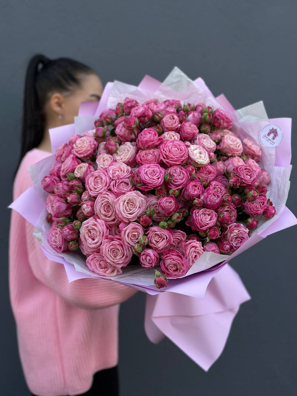 букет из кустовых роз, розовых, пионовидных, 21шт