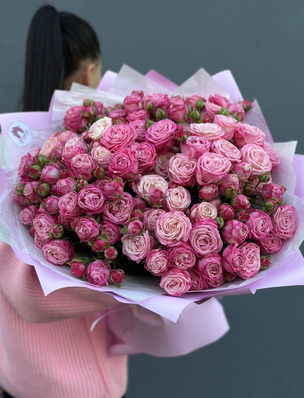 букет из кустовых роз, розовых, пионовидных, 21шт