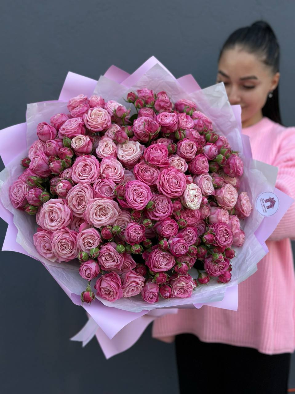 букет из кустовых роз, розовых, пионовидных, 21шт