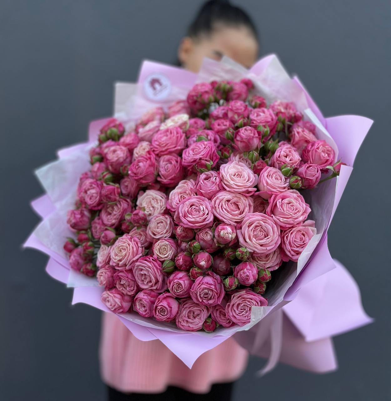 букет из кустовых роз, розовых, пионовидных, 21шт