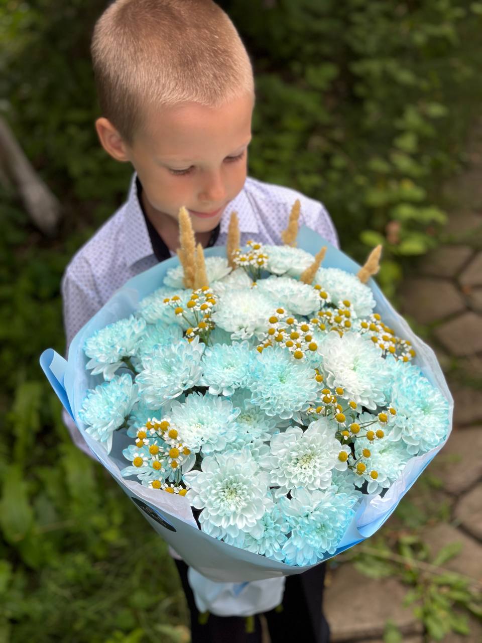 Букет кустовых хризантем с ромашками для мальчика: нежность и очарование в каждой детали!