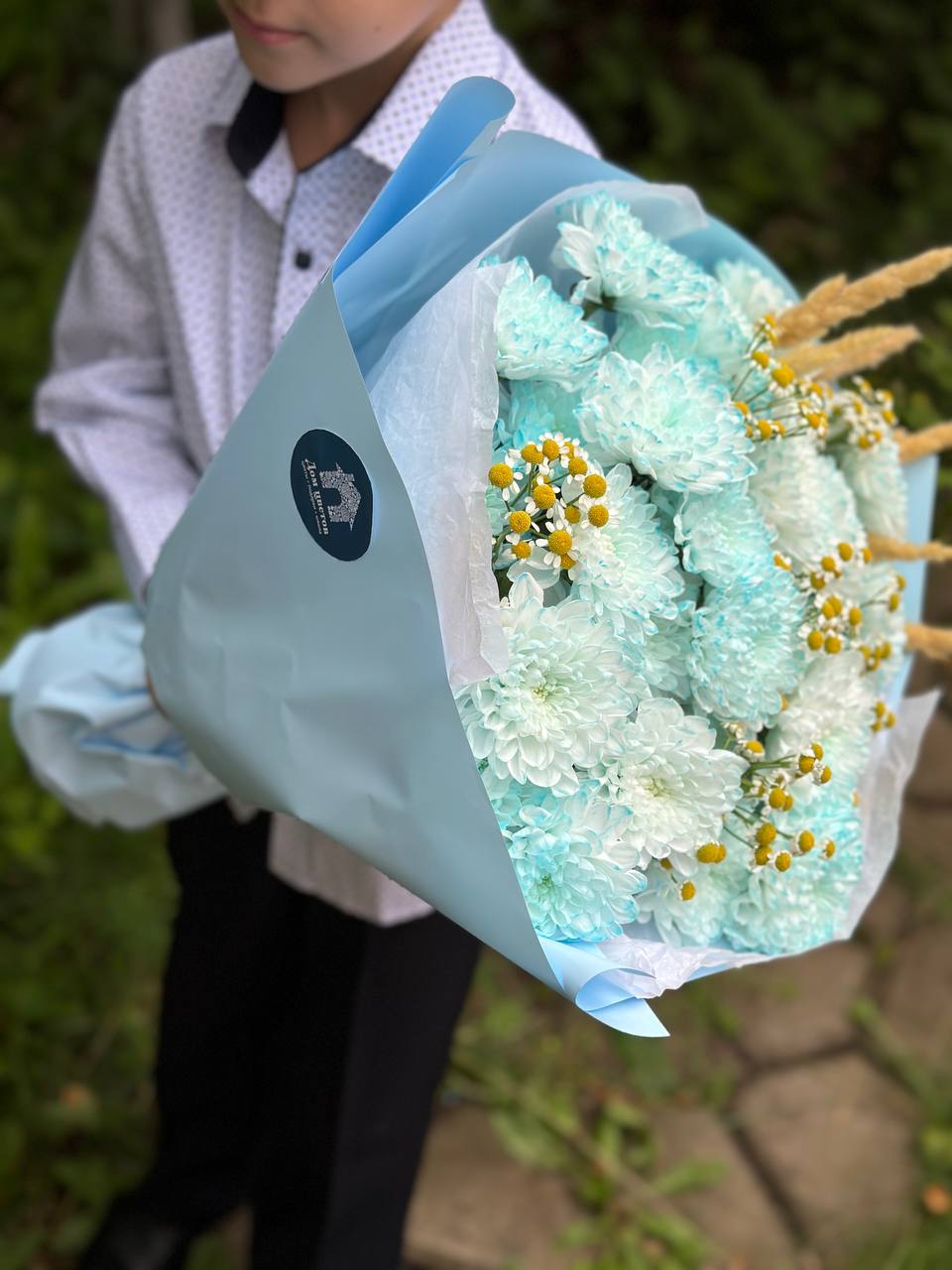 Букет кустовых хризантем с ромашками для мальчика: нежность и очарование в каждой детали! — фото 9