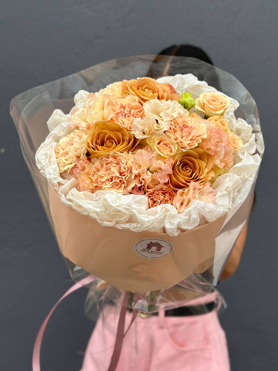 Диантусы с эустомой в воздушном букете