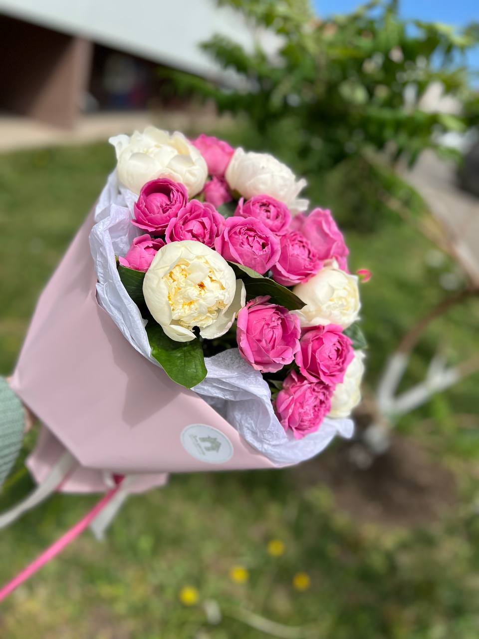 дуобукет из 5 пионов и 4 кустовых роз