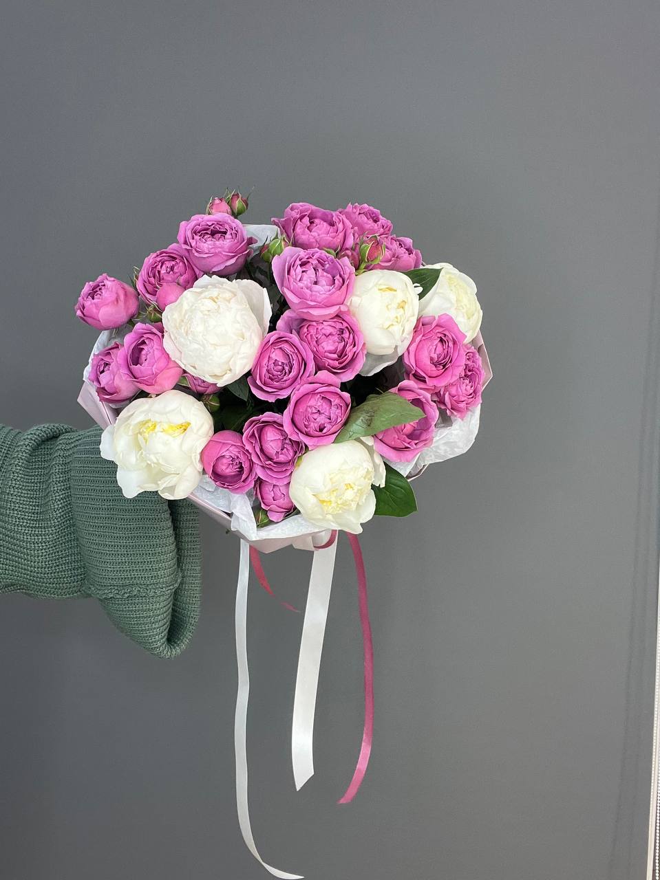 дуобукет из 5 пионов и 4 кустовых роз