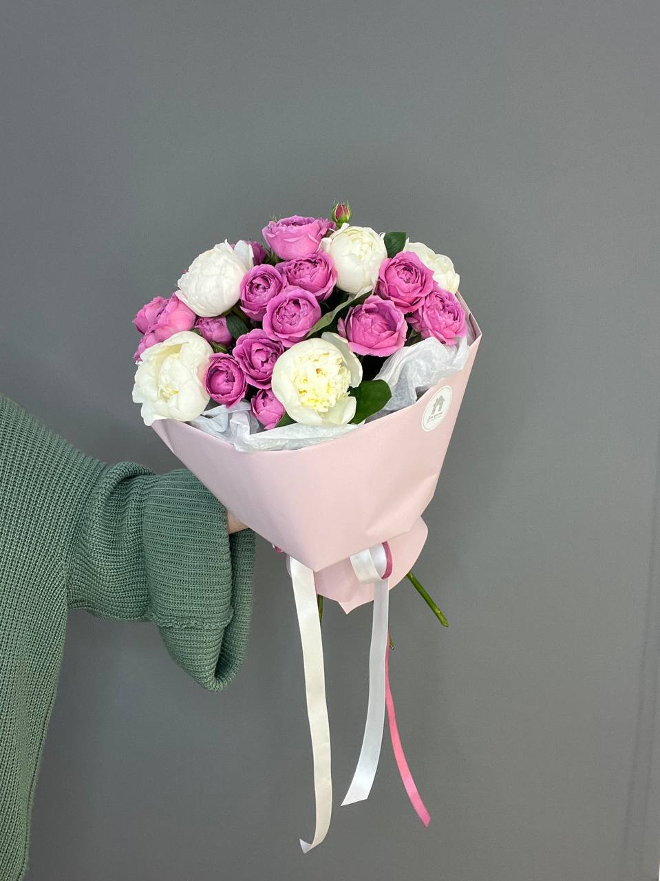 дуобукет из 5 пионов и 4 кустовых роз — фото 5