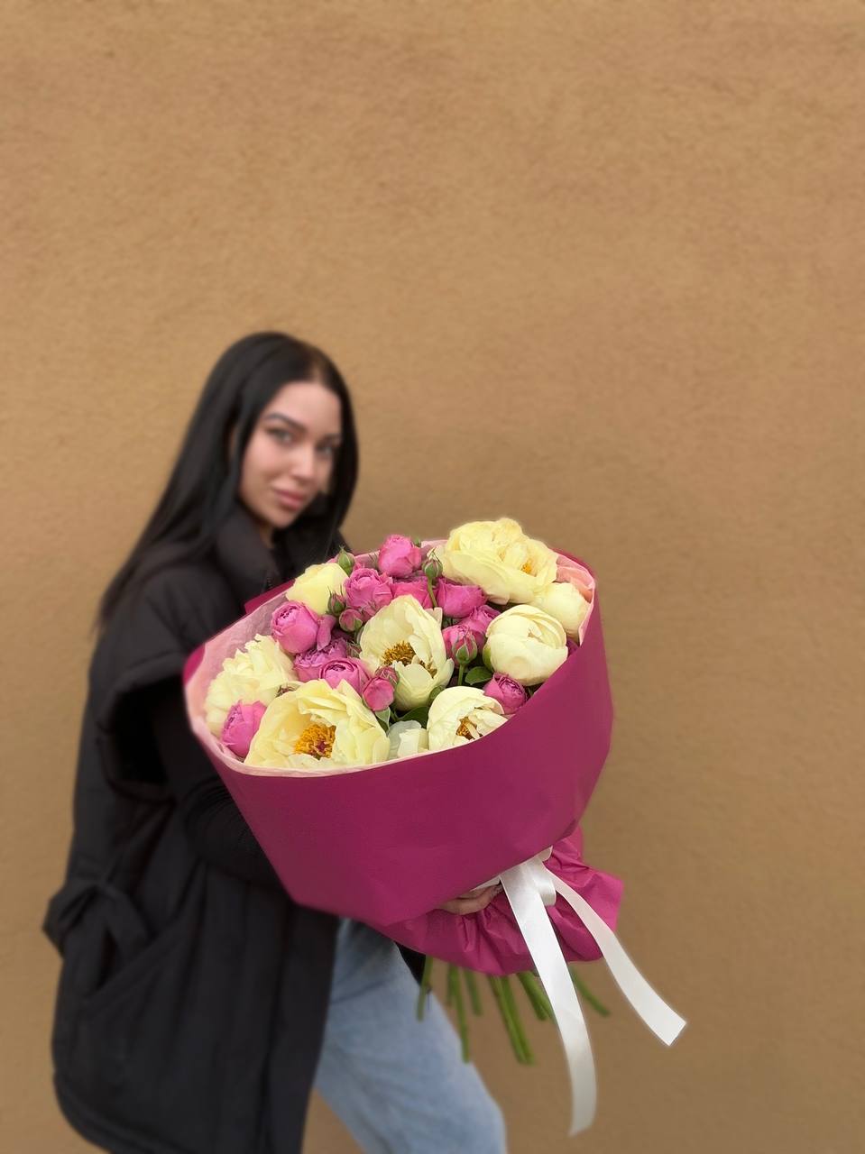 дуобукет из 8 пионов и 5 кустовых роз