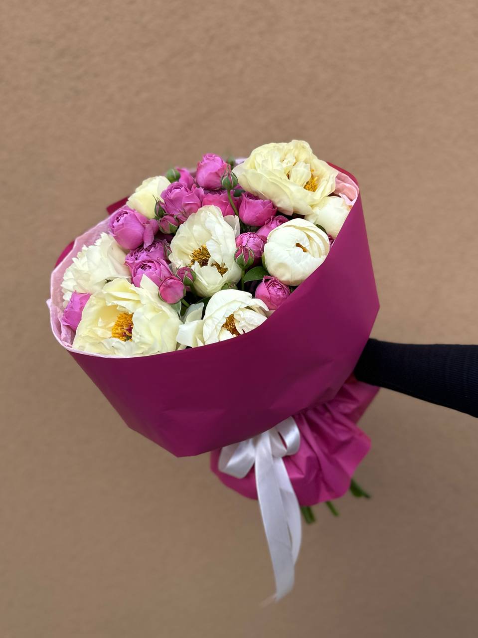 дуобукет из 8 пионов и 5 кустовых роз — фото 2