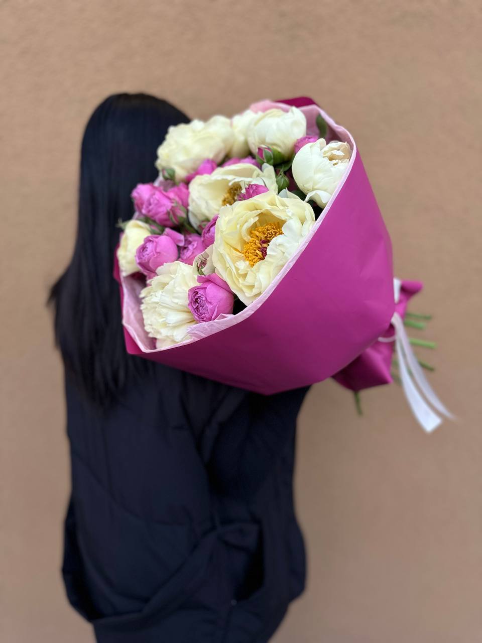 дуобукет из 8 пионов и 5 кустовых роз