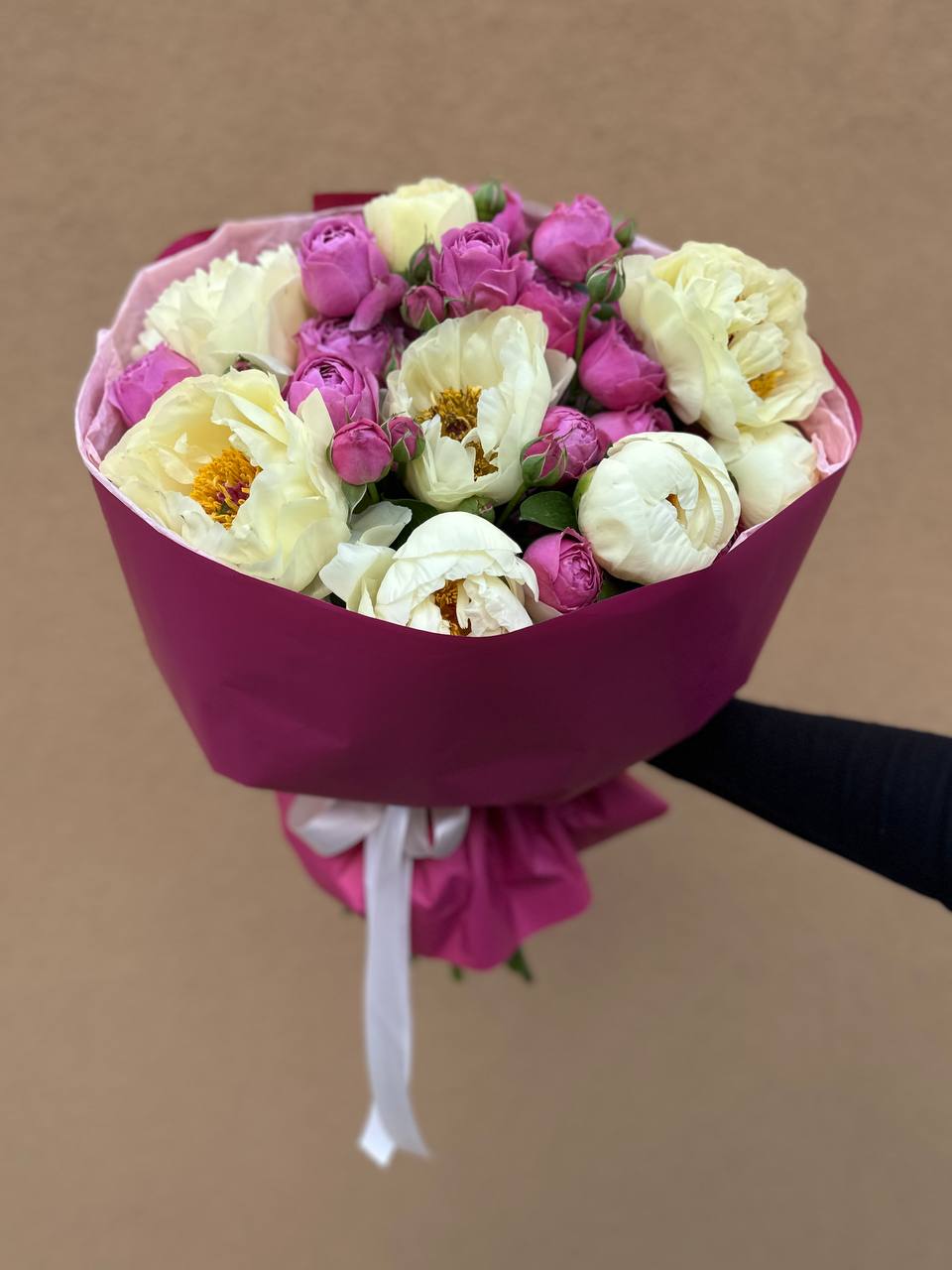 дуобукет из 8 пионов и 5 кустовых роз