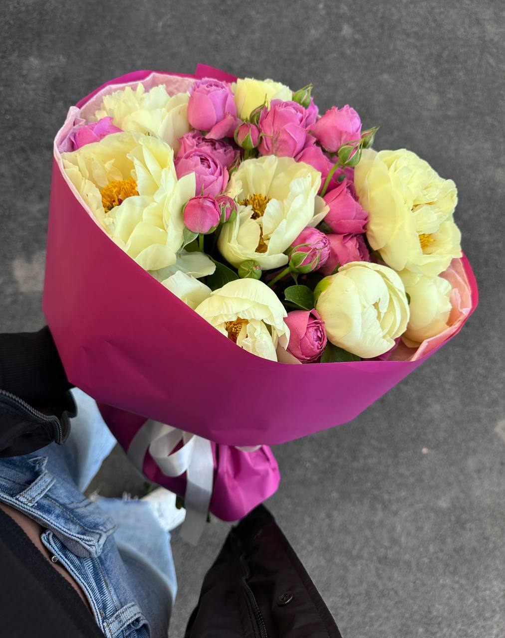 дуобукет из 8 пионов и 5 кустовых роз