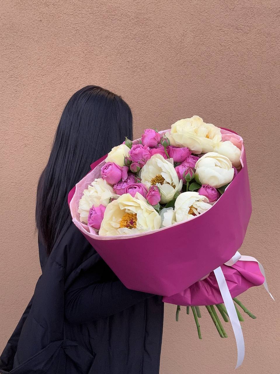 дуобукет из 8 пионов и 5 кустовых роз — фото 6