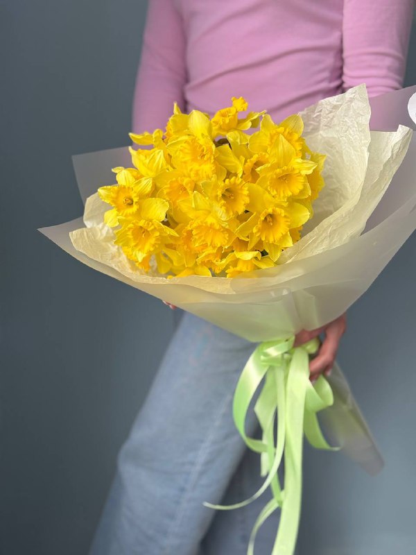 Букет из 25 солнечных нарциссов в оформлении — фото 1