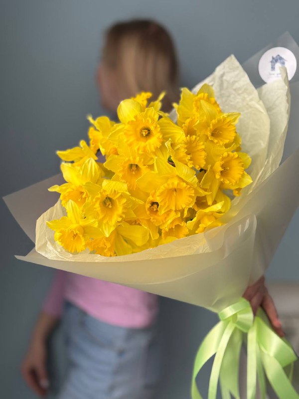 Букет из 25 солнечных нарциссов в оформлении — фото 2