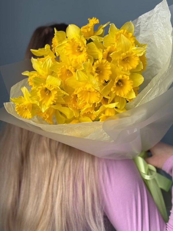 Букет из 25 солнечных нарциссов в оформлении