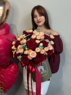 Комбо: Авторская шляпная коробка с розами и эвкалиптом, фонтан сердец