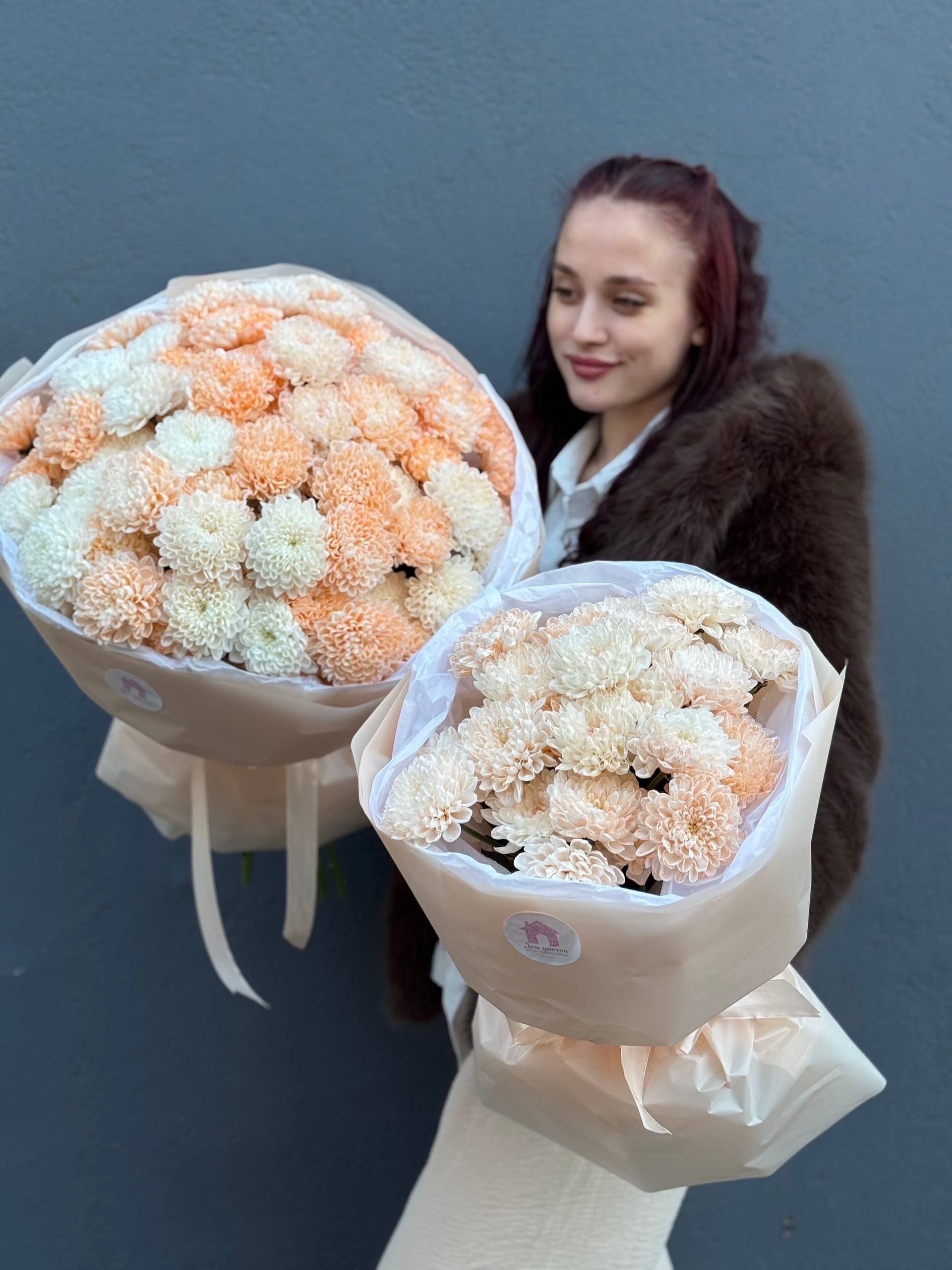 Комбо-набор №1 из персиковых кустовых хризантем: 5 персиковых кустовых хризантем и 15 персиковых кустовых хризантем в оформлении