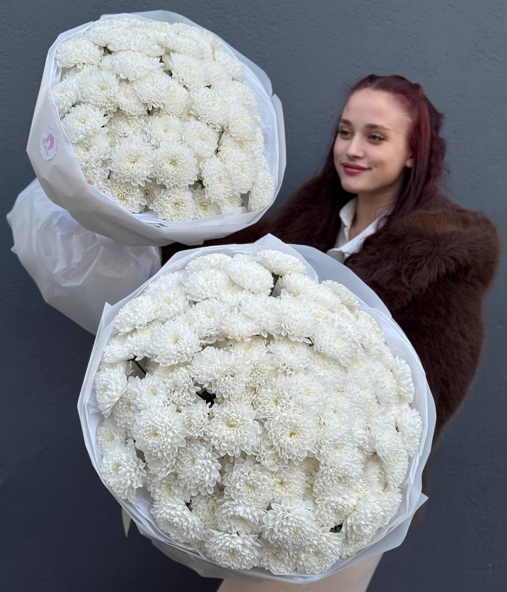 Комбо-набор №14 из белых кустовых хризантем: 15 белых кустовых хризантем и 25 белых кустовых хризантем в оформлении