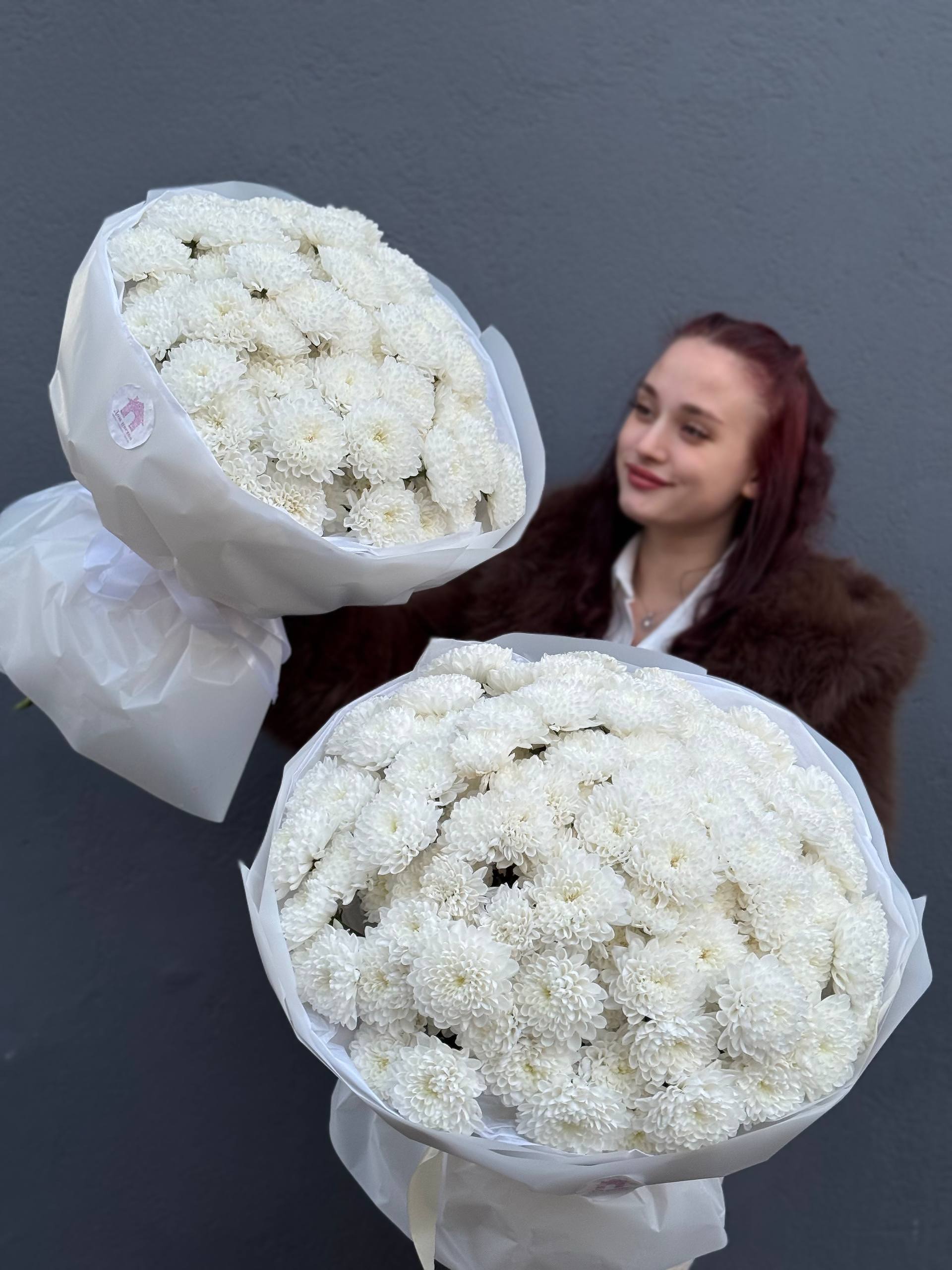 Комбо-набор №14 из белых кустовых хризантем: 15 белых кустовых хризантем и 25 белых кустовых хризантем в оформлении