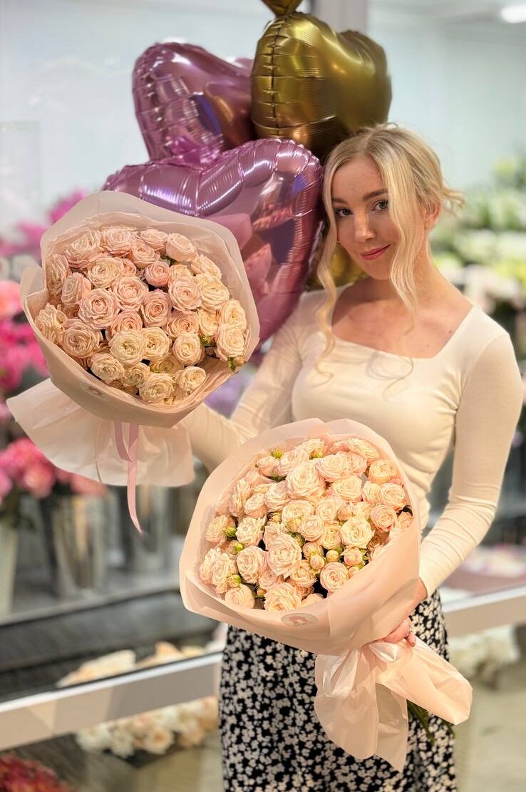Комбо-набор №23 из кустовых роз роз с фольгированными шарами сердцами: 9 и 15 нежно-розовых кустовых роз в оформлении