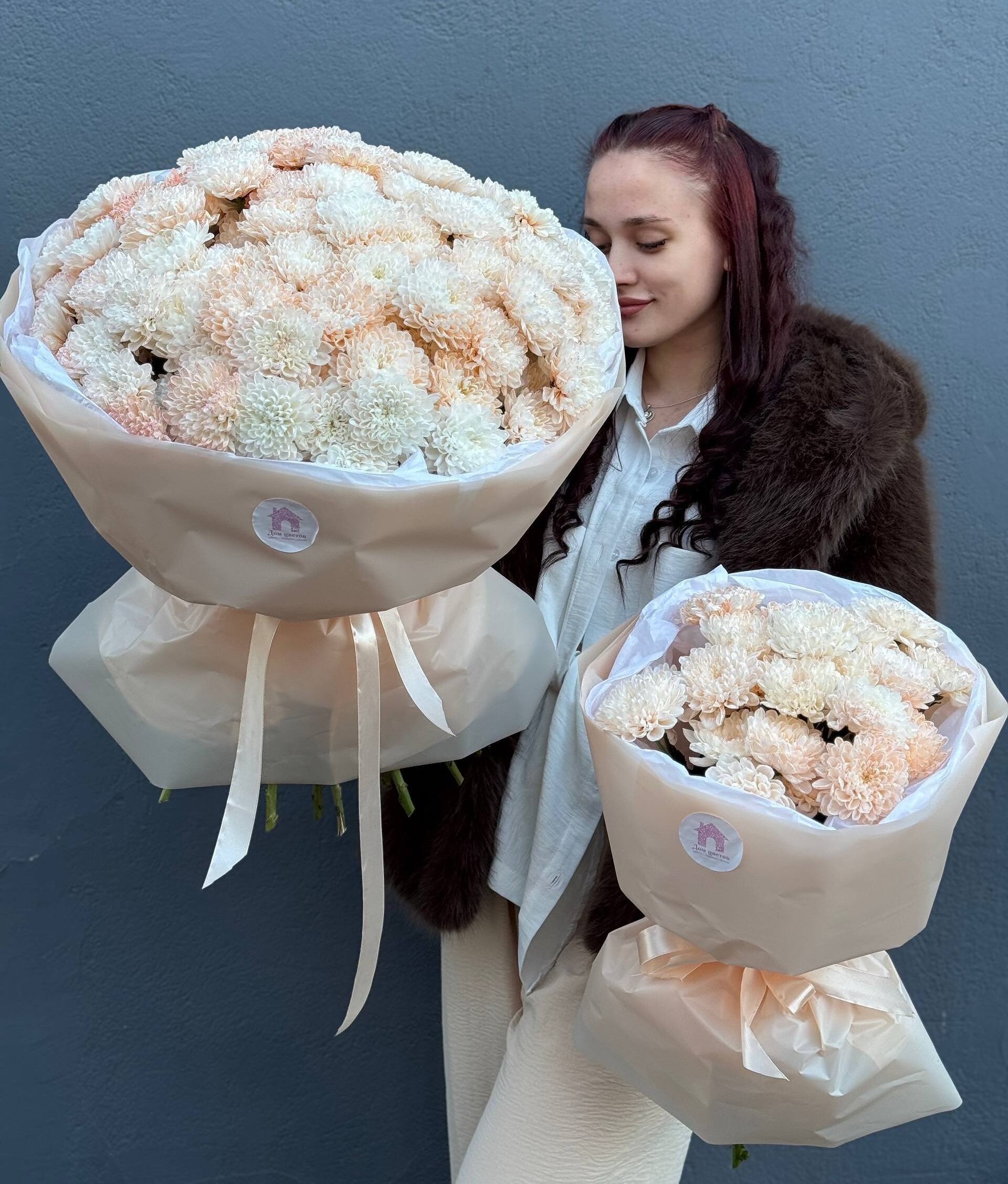Комбо-набор №3 из персиковых кустовых хризантем: 5 персиковых кустовых хризантем и 25 персиковых кустовых хризантем в оформлении