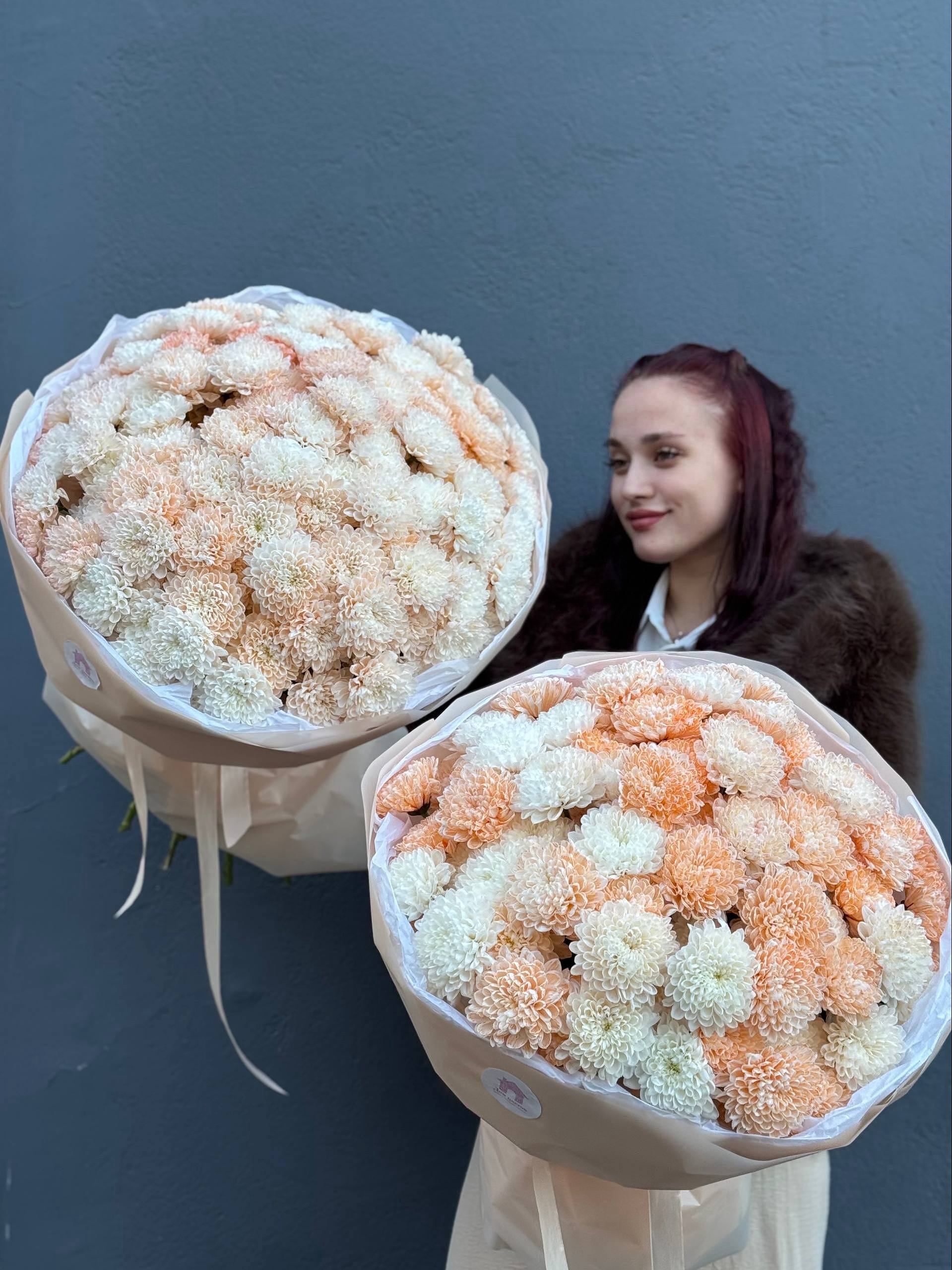 Комбо-набор №6 из персиковых кустовых хризантем: 15 персиковых кустовых хризантем и 25 персиковых кустовых хризантем в оформлении