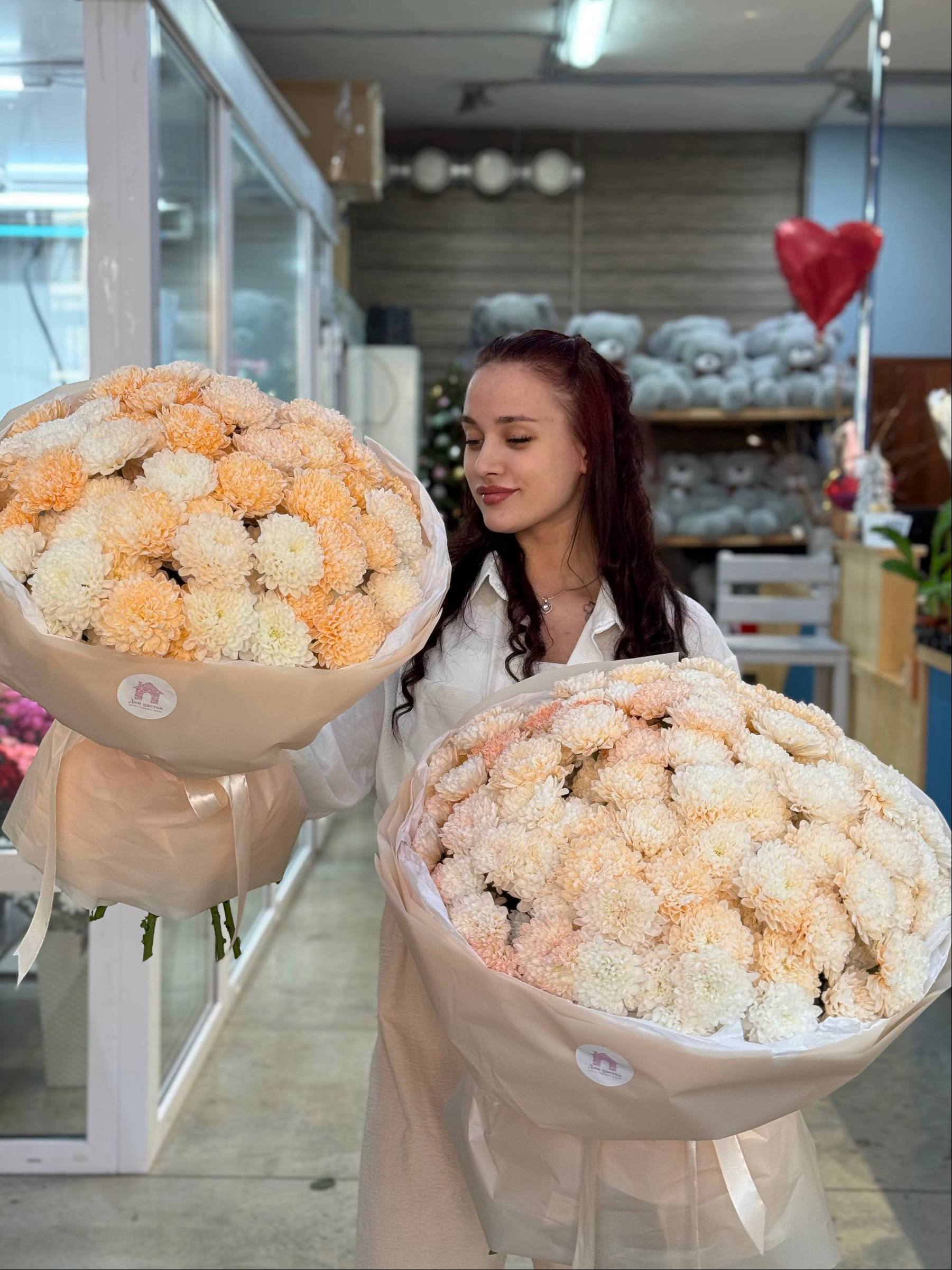 Комбо-набор №6 из персиковых кустовых хризантем: 15 персиковых кустовых хризантем и 25 персиковых кустовых хризантем в оформлении