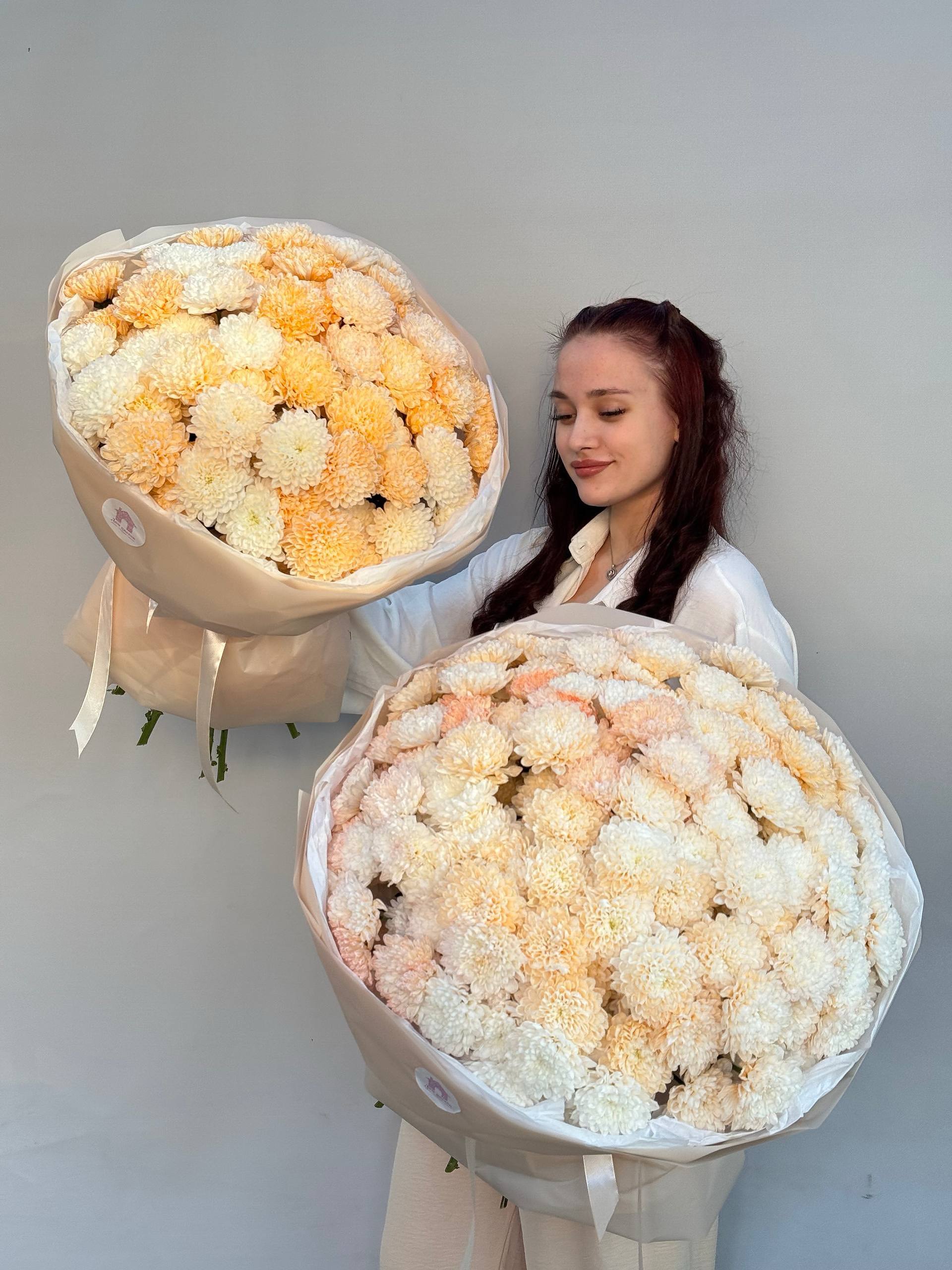 Комбо-набор №6 из персиковых кустовых хризантем: 15 персиковых кустовых хризантем и 25 персиковых кустовых хризантем в оформлении