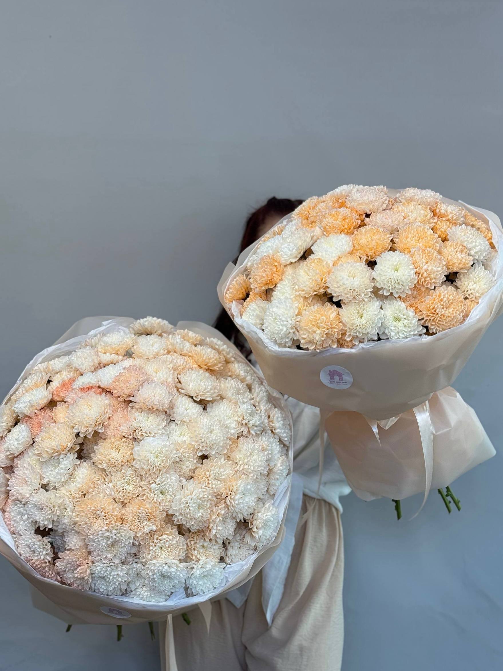 Комбо-набор №6 из персиковых кустовых хризантем: 15 персиковых кустовых хризантем и 25 персиковых кустовых хризантем в оформлении