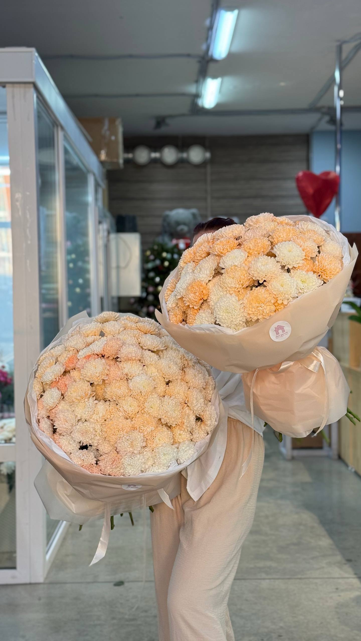 Комбо-набор №6 из персиковых кустовых хризантем: 15 персиковых кустовых хризантем и 25 персиковых кустовых хризантем в оформлении