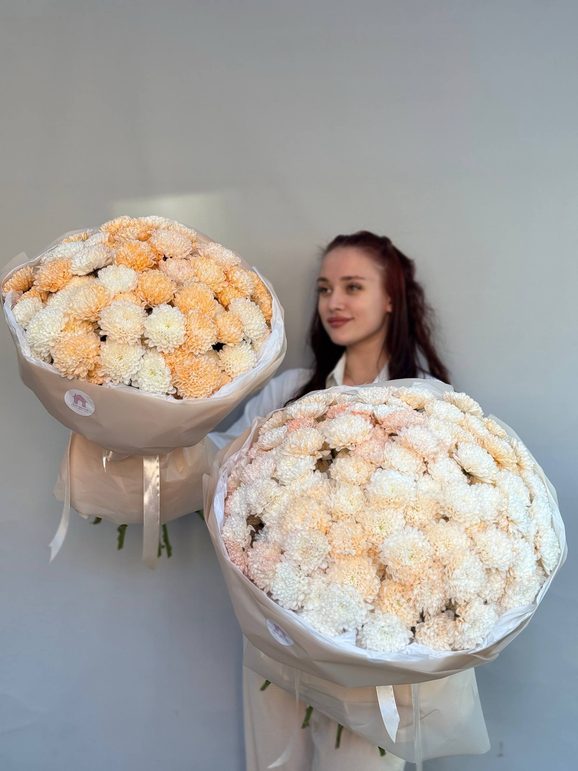 Комбо-набор №6 из персиковых кустовых хризантем: 15 персиковых кустовых хризантем и 25 персиковых кустовых хризантем в оформлении