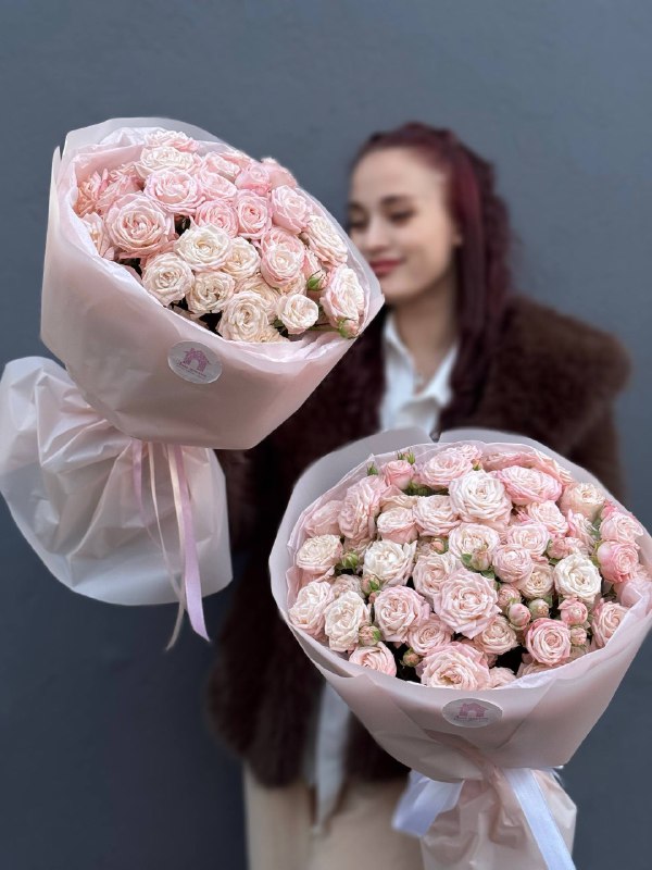Комбо-набор №8 из кустовых роз роз: 9 нежно-розовых кустовых роз и 15 нежно-розовых кустовых роз в оформлении