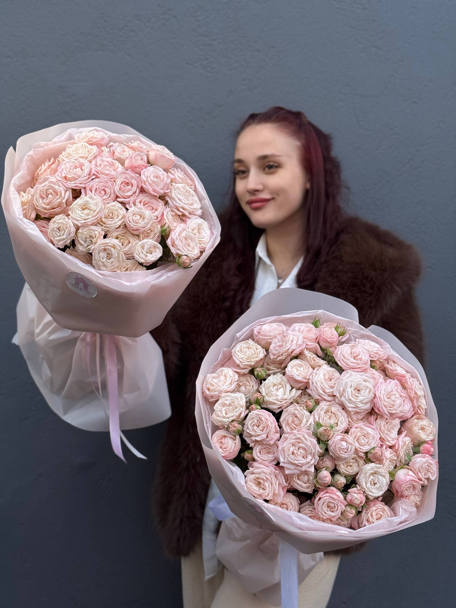 Комбо-набор №8 из кустовых роз роз: 9 нежно-розовых кустовых роз и 15 нежно-розовых кустовых роз в оформлении — фото 4