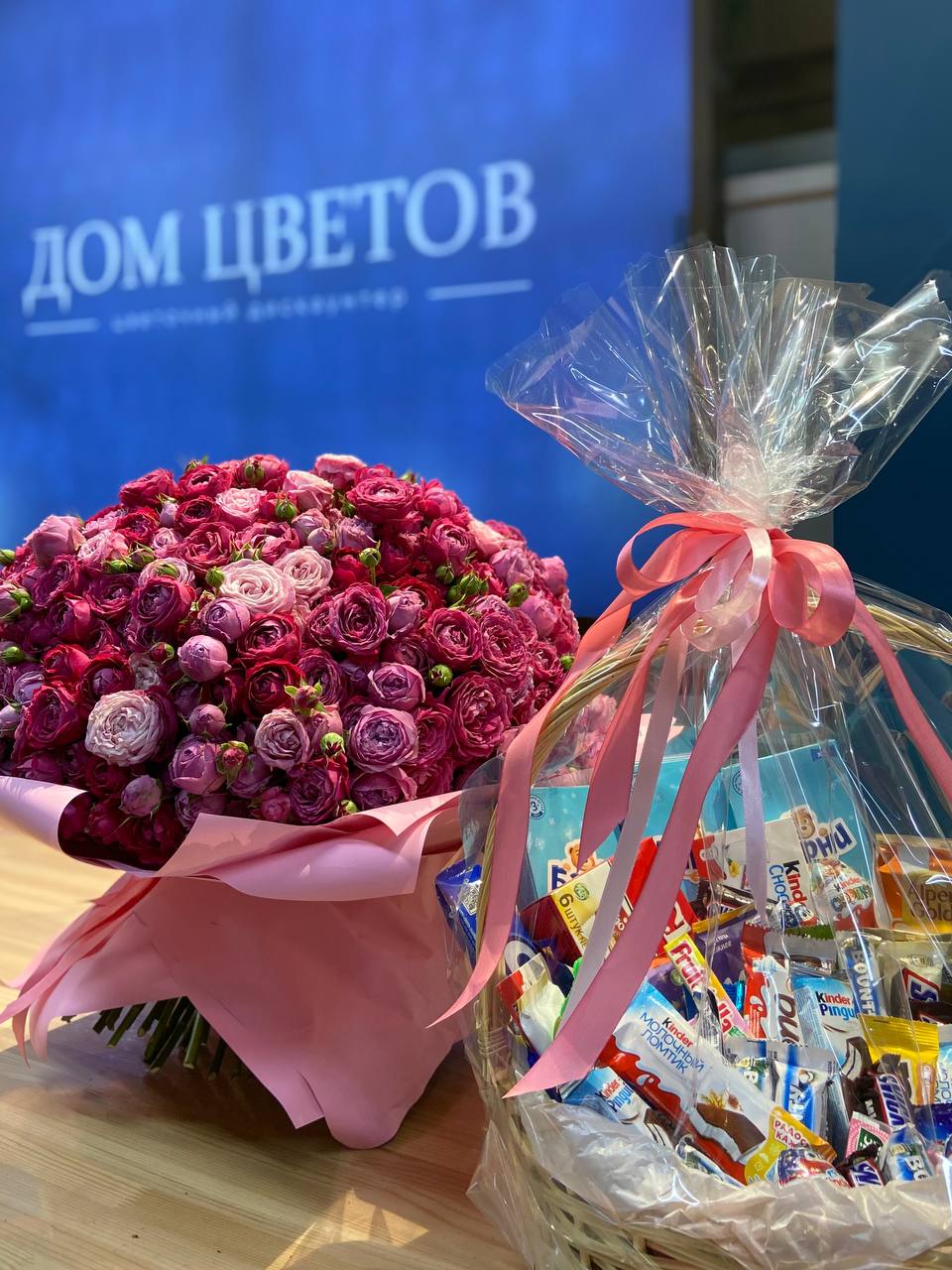 Комбо: шикарный букет из 101 кустовой пионовидной розы и сладкая корзина