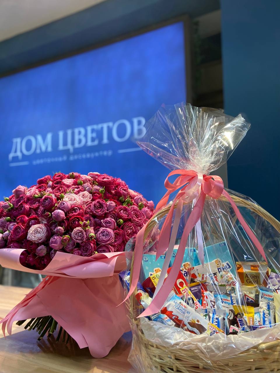 Комбо: шикарный букет из 101 кустовой пионовидной розы и сладкая корзина