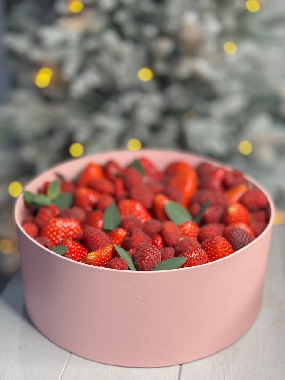 Ягодный набор с клубникой и малиной