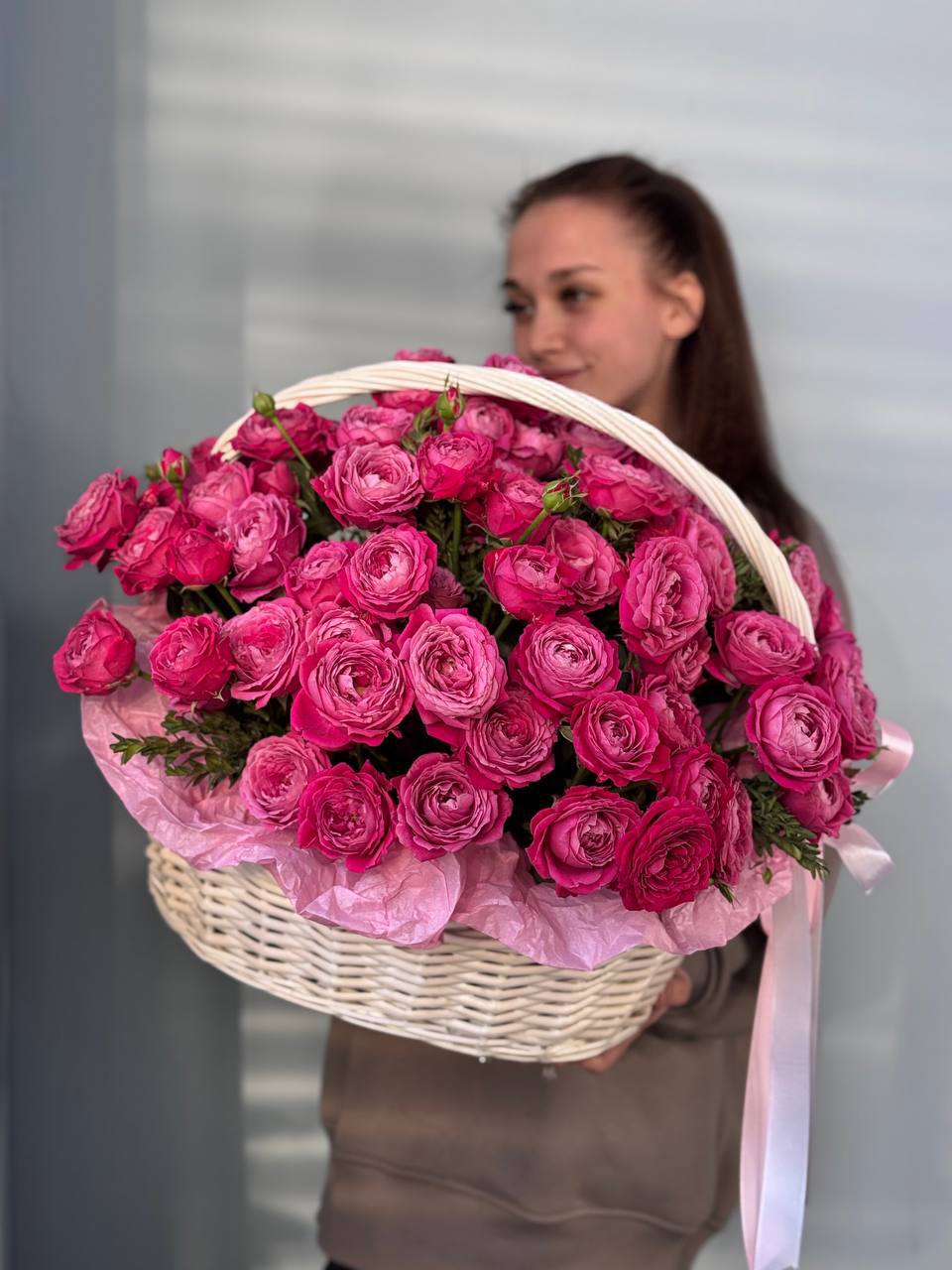 Корзина пионовидных малиновых кустовых роз, 19 шт
