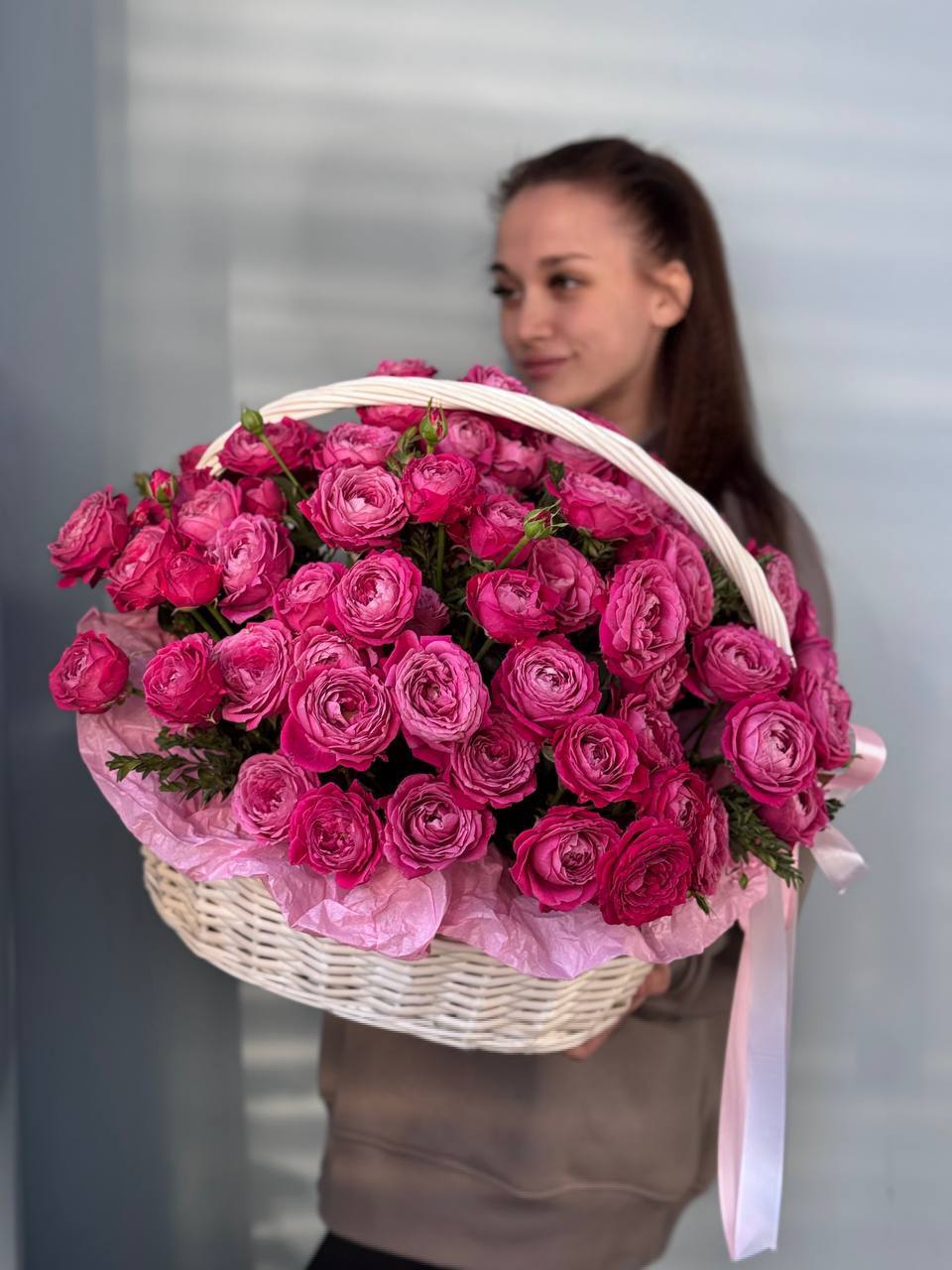 Корзина пионовидных малиновых кустовых роз, 19 шт