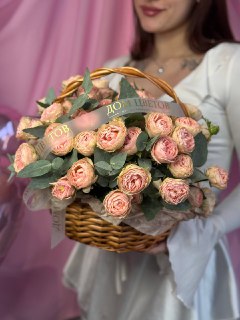 Корзина нежных кустовых роз, пионовидных