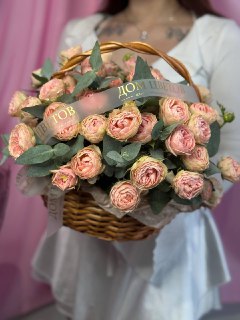Корзина нежных кустовых роз, пионовидных