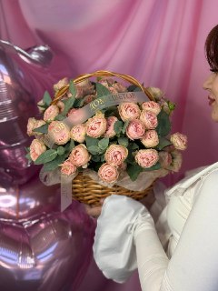 Корзина нежных кустовых роз, пионовидных
