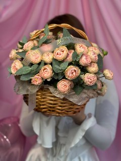 Корзина нежных кустовых роз, пионовидных