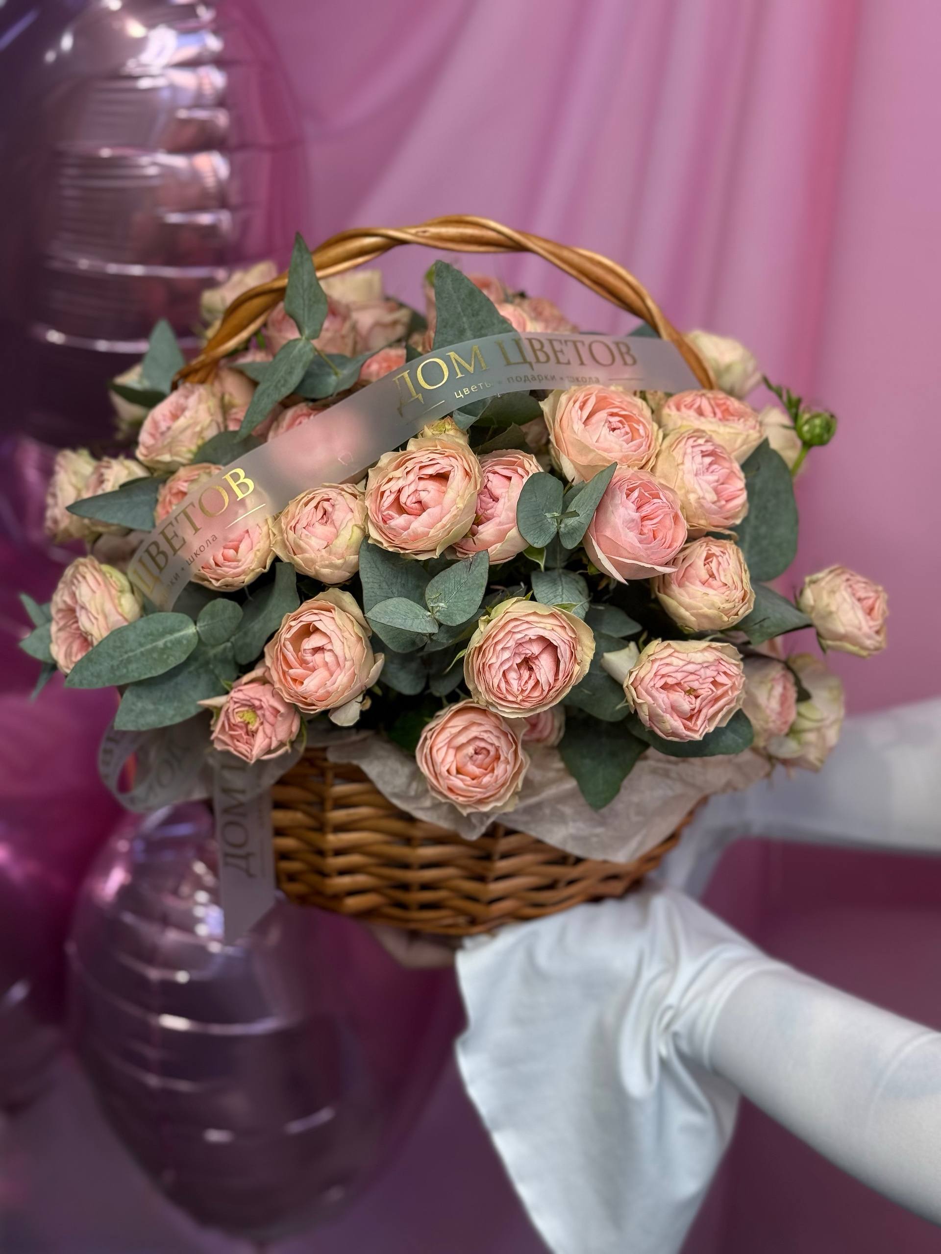 Корзина нежных кустовых роз, пионовидных